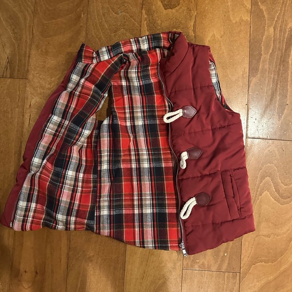 Red Puffer Vest with Toggle‎ Closures - Picture 3 of 4